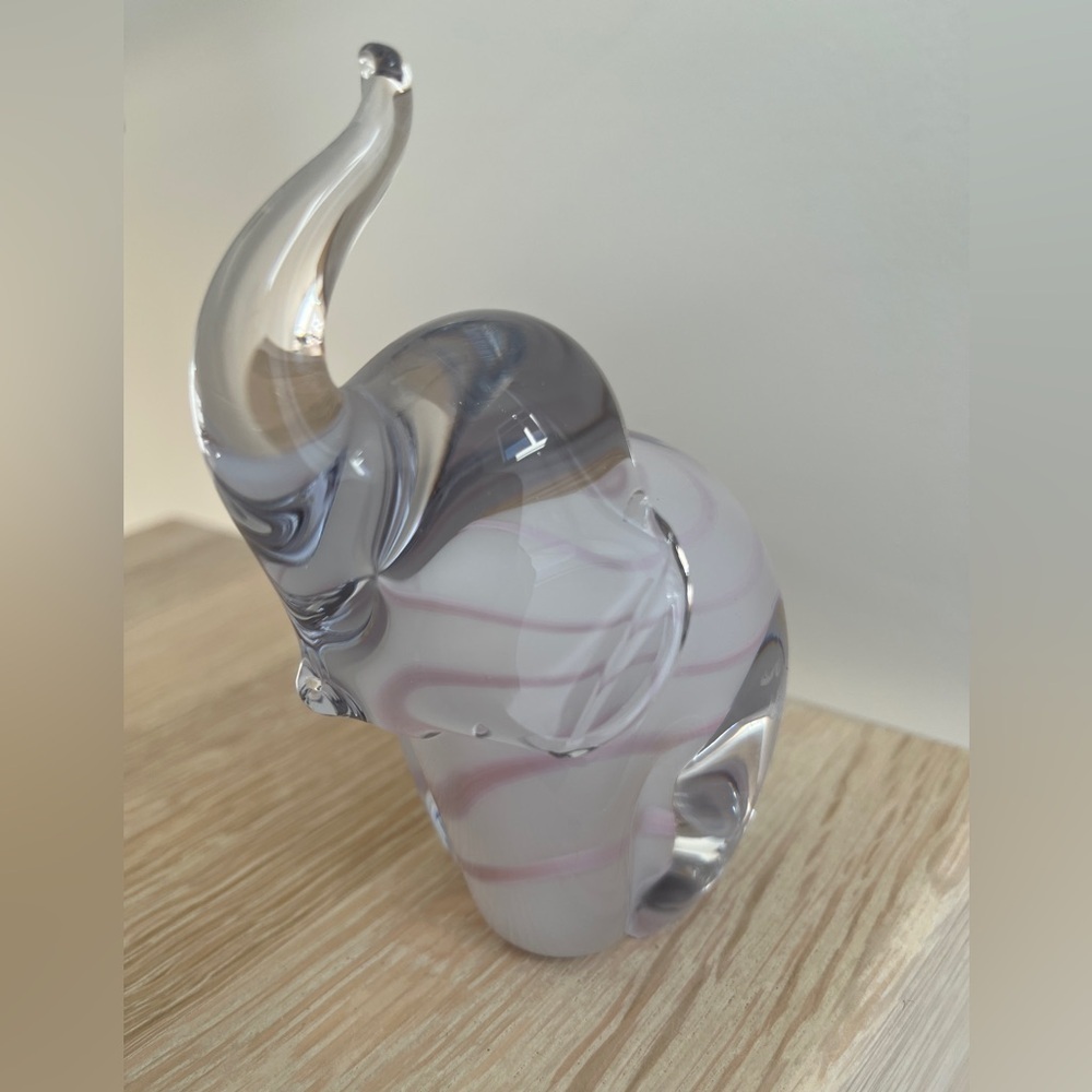 ELEPHANT Vintage Stylized Hand Made Crystal Art Glass Paperweight Made Taiwan